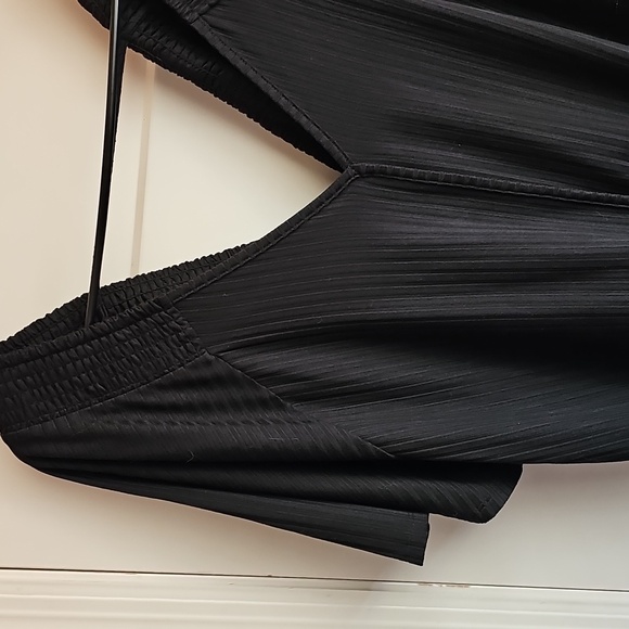 Daytrip Womens nwots Large striped gorgeous black blouse. Sexy Deep Vneck - Picture 7 of 7